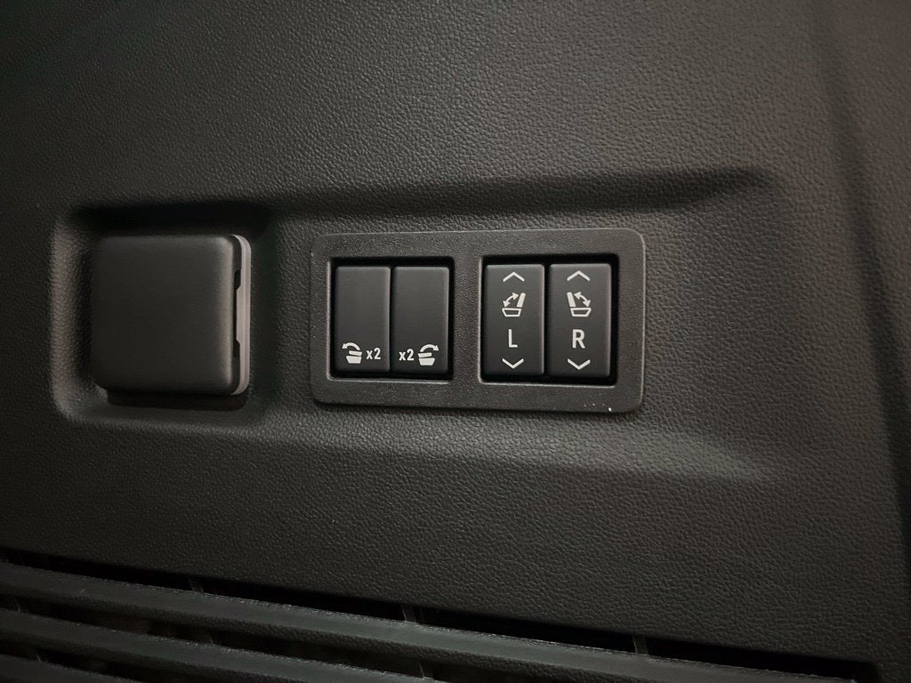 2027 GMC Yukon XL AT4 - Photo 8