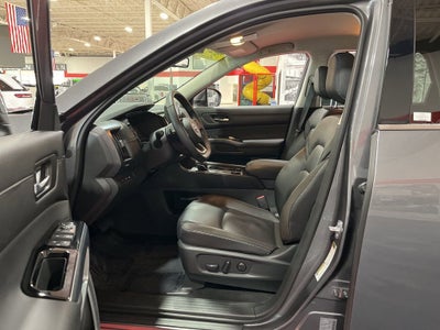 2025 Nissan Pathfinder SL 4WD
